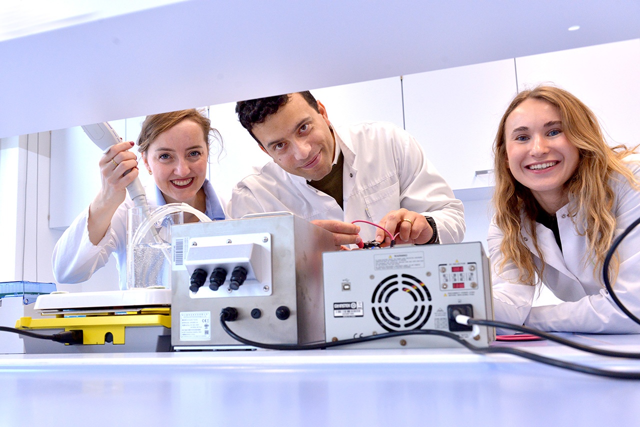 Na zdj. członkowie zespołu badawczego w laboratorium: dr inż. Szopińska, dr Pierpaoli i doktorantka Kaczmarzyk