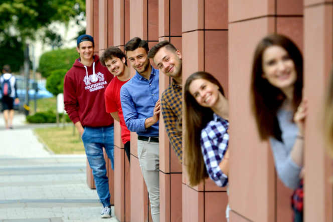 Uśmiechnięci studenci Politechniki Gdańskiej