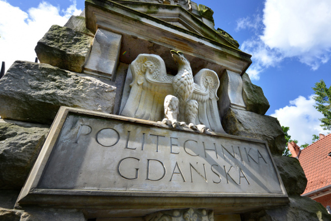 detal z bramy głównej Politechniki Gdańskiej z orłem i napisem POLITECHNIKA GDAńska