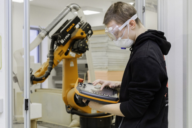 Student przy maszynie