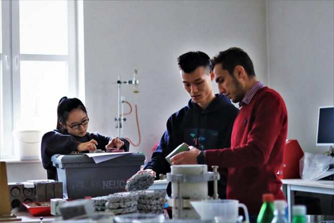 Studenci zagraniczni w labaoratorium