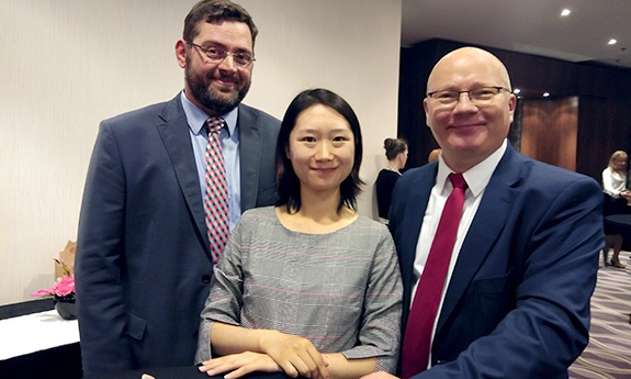 Rektor z pełnomocnikiem ds. współpracy z Chinami oraz pracownikiem dMWA