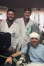 Na zdj. od lewej: Cagdas Topcu, doktorant w projekcie, dr Michał Kucewicz oraz pacjent, który uczestniczył w badaniach w Mayo Clinic w USA. Fot. Brainmindlab.com