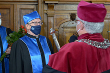 Prof. Krzysztof Bielawski, vice-rector for development and cooperation with the economy of the University of Gdańsk, grants the title of honoris causa doctor of the University of Gdańsk to prof. Edmund Wittbrodt from Gdańsk University of Technology. Photo: Krzysztof Krzempek/ Gdańsk University of Technology