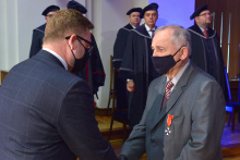 PhD, Eng. Tadeusz Jerzy Szymański, for outstanding achievements in research and teaching, was awarded the Knight's Cross of the Order of Polonia Restituta. The act of decoration was performed by Michał Bąkowski, the deputy voivode of Pomerania. Photo Krzysztof Krzempek / GUT