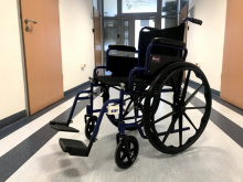 Wózek inwalidzki z przyczepioną anteną rekonfigurowalną pozwalającą na szybkie sprawdzenie jego lokalizacji w budynkach szpitalnych 