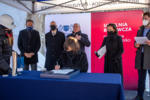 Małgorzata Winiarek-Gajewska, President of the NDI Group signing the foundation act for the construction. Photo: Rafał Malko/NDI 