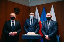 Dariusz Drelich, wojewoda pomorski, premier Mateusz Morawiecki oraz prof. Krzysztof Wilde, rektor PG. Fot. mat KPRM