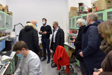 Dr inż. Sebastian Wachowski (w głębi) prezentuje Laboratorium Ceramiki w Centrum Nanotechnologii A.