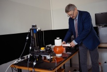 Prof. Marek Maryański in the laboratory where the prototype laser tomography scanner is being built as part of the project. Photo: Bartosz Bańka / Gdańsk Univeristy of Technology