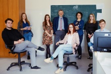 Prof. Marek Maryański, Prof. Brygida Mielewska and a team of doctoral students and students participating in the project. Photo: Bartosz Bańka / Gdańsk Univeristy of Technology