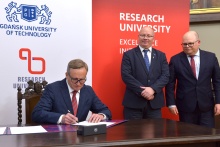 In the picture, signing the letter of intent: Prof. Leszek Kalinowski with Prof. Krzysztof Wilde (left) and Prof. Wawrzyniec L. Dobrucki. Picture: Krzysztof Krzempek