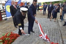 Prime Minister of the Republic of Poland Mateusz Morawiecki and Capt. Zbigniew Sulatycki during the ceremony of unveiling the plaque in the center in Iława. Photo: Krzysztof Krzempek / Gdańsk Tech.
