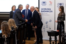 Gratulacje przyjmuje prof. Jarosław Kuchta. Fot. Maciej Worwa / Politechnika Gdańska