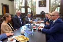 In the picture on the left: Alicja Chilińska-Zawadzka, president of the management board of EDF Renewables Polska, prof. Krzysztof Wilde, rector of Gdańsk Tech, prof. Piotr Doerffer from the Faculty of Mechanical Engineering and Ship Technology,  on the right: Sebastian Susmarski, PhD,  director of the Center for Analyzes and Expertise of the University of Gdańsk, prof. Sylwia Mrozowska, Vice-Rector for Cooperation and Development of the University of Gdańsk, prof. Marcin Lackowski, director of FFM PAS
