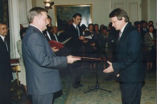 Prezydent Lech Wałęsa wręcza dyplom uzyskania tytułu profesora, 1993 r
