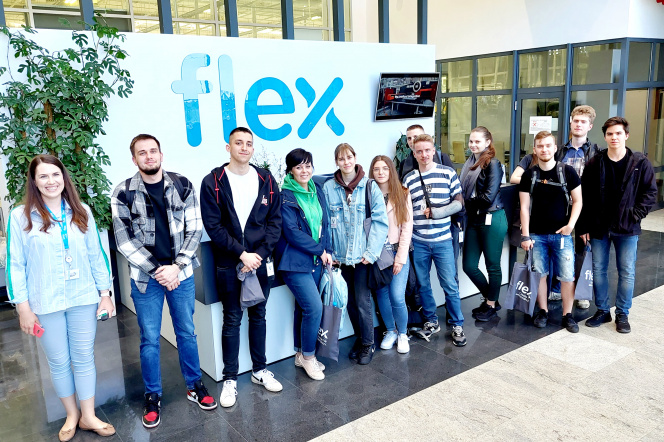 studenci na tle logo firmy flex