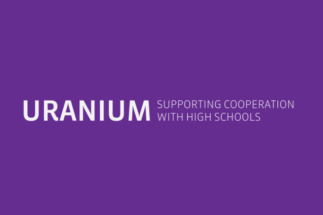 Fioletowe tło, biały napis uranium.