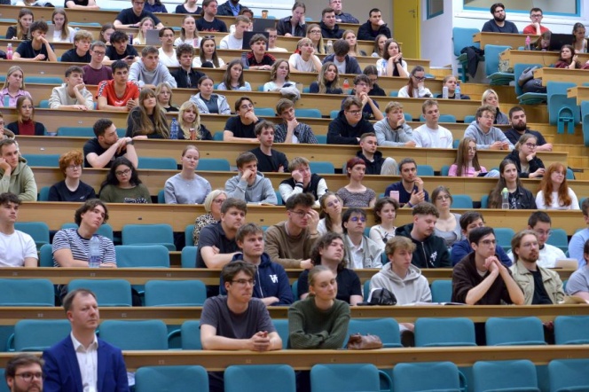 Studenci na wykładzie i spotkaniu z firmą Bechtel