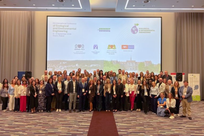 Zdjęcie grupowe uczestników konferencji COEE 2026 w hotelu Sheraton w Sopocie.