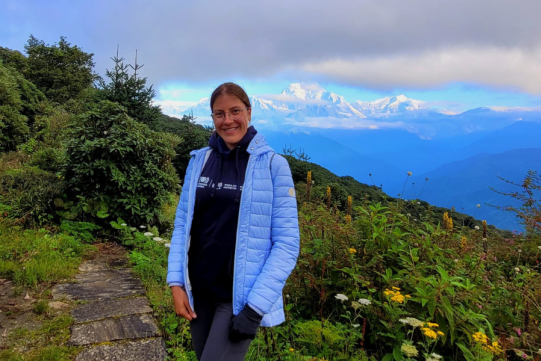 Studentka WILiŚ na tle ANNAPURNA