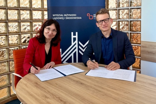 Podpisanie umowy o współpracę - Dziekan Wydziału, prof. dr hab. inż. Ewa Wojciechowska i Bogusław Wieczorek, radca prawny 