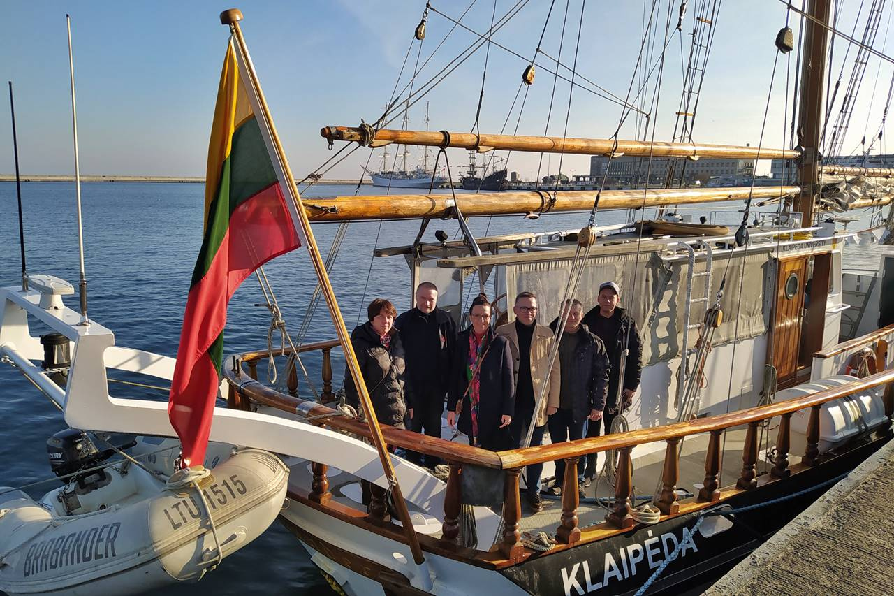 Jacht Klaipeda na podkładzie osoby