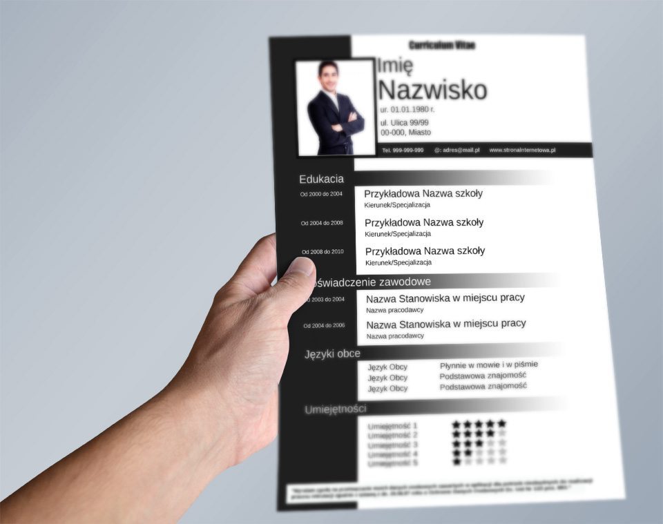 Ręka trzyma CV