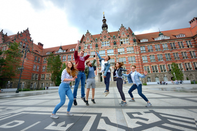 Studenci na tle budynku głównego PG