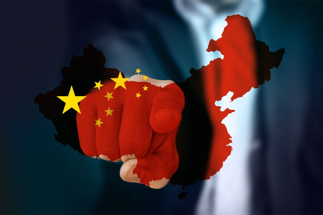 Flaga Chin na tle biznesmena wskazującego palcem na odbiorcę
