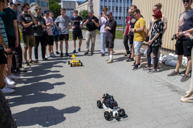 Studenci rywalizowali za pomocą wykonanych przez siebie robotów