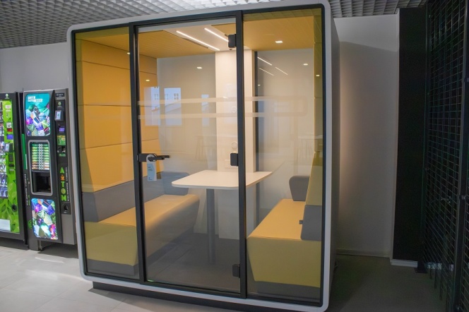 Nowa przestrzeń do nauki i pracy na WIMiO. Skorzystaj z kabiny akustycznej