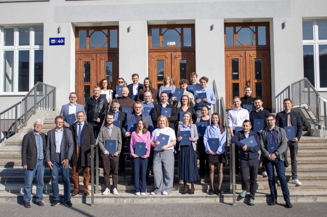 Zdjęcie grupowe - uczestnicy II edycji studiów na kierunku budowa okrętów 