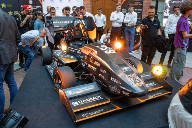 Studenci z PGRacing Team na półmetku zawodów z 9. generacją bolidu