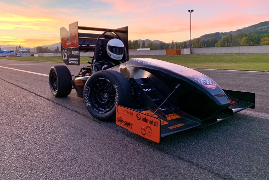 Bolid studentów PG kończy sezon sukcesem w zawodach Formula Student