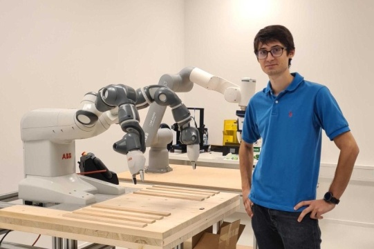Implementacja robotów w przemyśle drzewnym. Student WIMiO na stażu w Słowenii