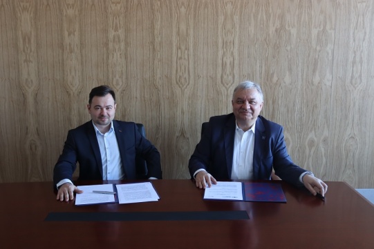 Nz. Szymon Koseski, Markos sp. z.o.o; prof. Andrzej Seweryn, dziekan WIMiO