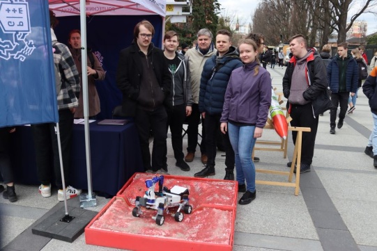 Łazik marsjański zyskał ramię z... łyżką.  Projekt studentów WIMiO