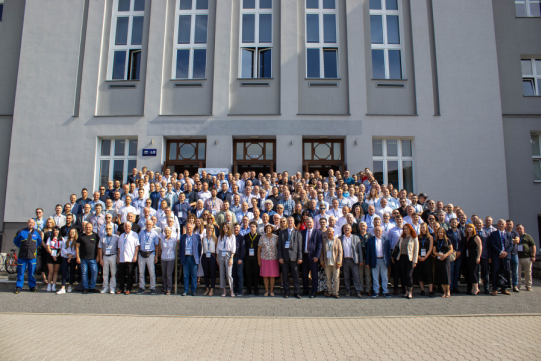 Uczestnicy Sympozjum Spawalników przed budynkiem nr 40 WIMiO