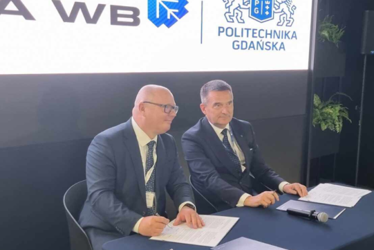 prof. Krzysztof Wilde, rektor PG i Adam Bartosiewicz, wiceprezes Grupy WB. podpisują porozumienie o współpracy