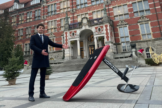 Technologia na fali. Absolwent WIMiO stworzył deskę surfingową z napędem elektrycznym