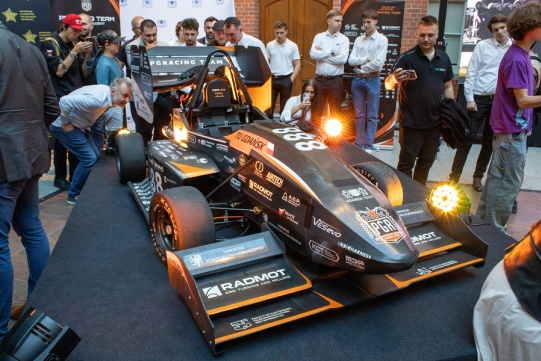 Studenci z PGRacing Team na półmetku zawodów z 9. generacją bolidu