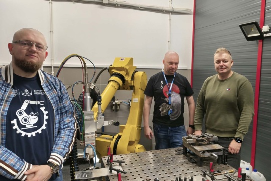 Energochłonność systemów robotycznych i spawalniczych. Naukowiec ZUT odbył staż naukowy na PG