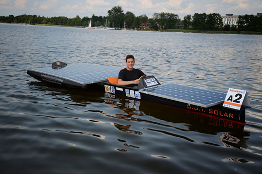 Student w łodzi solarnej