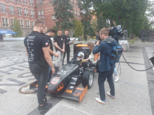 Studenci z PGRacing Team o bolidzie w telewizji. Obejrzyj relację