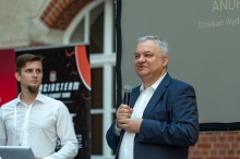 Na zdjęciu od prawej: Prof. Andrzej Seweryn, dziekan WIMiO oraz Przemysław Kulwas, PG Racing Team, Fot. Jacek Klejment / Politechnika Gdańska