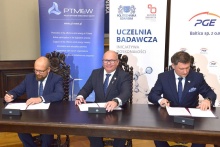 Nz. od lewej: Mariusz Witoński, prezes PTMEW; prof. Krzysztof Wilde, rektor P; Dariusz Lociński, prezes PGE Baltica