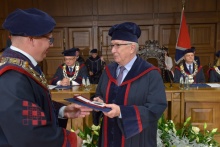 Medal Honorowy Profesor Emeritus otrzymał prof. Edmund Wittbrodt. Odznaczenie wręczył prof. Krzysztof Wilde, rektor PG. Fot. Krzysztof Krzempek/PG