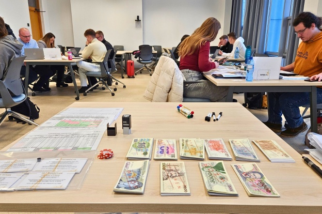 Uczestnicy pracują zespołowo na warsztatach Throughput Accounting