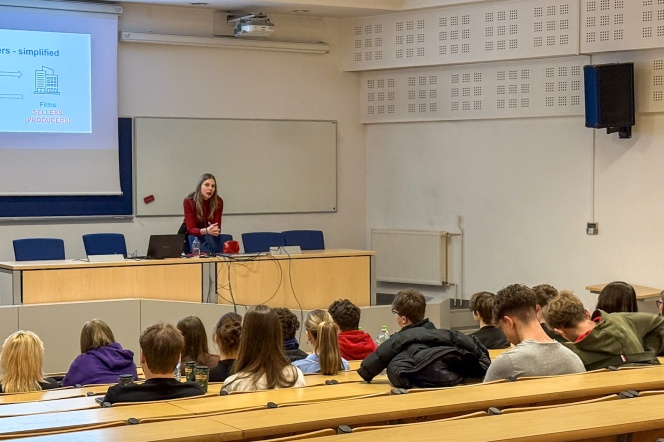 Jagoda Goll-Stefańska podczas wykładu